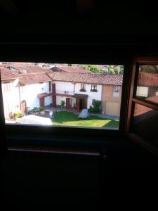 una ventana de una casa con vistas en Montorfano Haus, en Rovato