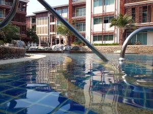 una piscina in un edificio con un resort di Beach Family Penthouse a Hua Hin