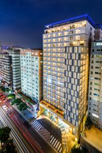 widok na budynek w mieście w nocy w obiekcie Hotel With Jeju w mieście Czedżu