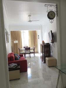 sala de estar con sofá rojo y mesa en Seu Lugar Em Copacabana, en Río de Janeiro