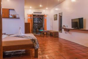 Televízia a/alebo spoločenská miestnosť v ubytovaní Acacia Tree Garden Hotel