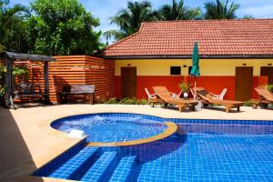 Bazén v ubytování Suksai Buri Resort nebo v jeho okolí