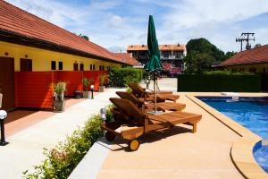 Bazén v ubytování Suksai Buri Resort nebo v jeho okolí
