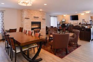 una sala da pranzo con tavolo e camino di Best Western Galena Inn & Suites a Galena