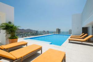 uma piscina sentada em cima de um edifício em Best Western Plus Santa Marta Hotel em Santa Marta