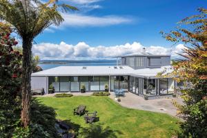 een luchtzicht op een huis met een tuin bij Serenity On Wakeman in Taupo