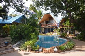 Bazén v ubytování Princess of Coron Austrian Resort nebo v jeho okolí