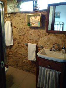 uma casa de banho com um lavatório e um espelho em Casa Carola em Oia
