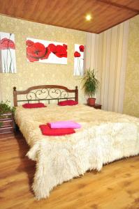 - une chambre avec un grand lit et des oreillers rouges dans l'établissement Gagarina avenue, à Kharkov