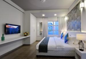 Voodi või voodid majutusasutuse Velana Beach Hotel Maldives toas