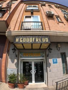 un edificio con una señal que lee Hollywood Redmond en Hotel Godofredo, en Toledo