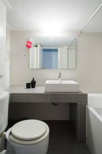 Vonios kambarys apgyvendinimo įstaigoje Glyfada Riviera Home