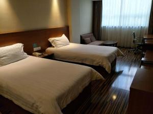 Llit o llits en una habitació de Goldmet Inn Taiyuan Dananamen