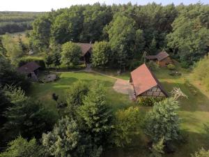 uma vista aérea de uma casa com um quintal em Gospodarstwo Agroturystyczne MALWA em Tuliszków