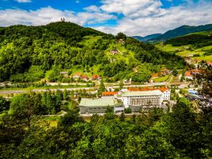 Nespecifikovaný výhled na hory nebo výhled na hory při pohledu z hotelu