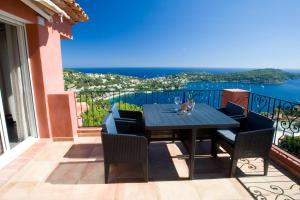 un tavolo e sedie su un balcone con vista sull'oceano di Le Rooftop 180 a Villefranche-sur-Mer