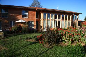 ein Haus mit Blumen davor in der Unterkunft Maison Addama in Neyron