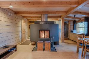a living room with a fireplace in a log cabin at Karhun Maja in Ruka