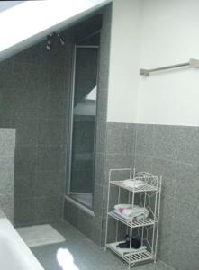ノネンホルンにあるFerienwohnung Susanne Kieferのバスルーム(シャワー、タオル掛け付)