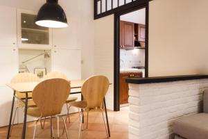 een keuken en eetkamer met een tafel en stoelen bij Vespucci Rome Testaccio Home in Rome