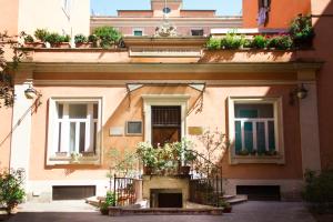 een gebouw met potplanten aan de voorzijde bij Vespucci Rome Testaccio Home in Rome