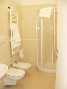 Il Grillo Hotel في بولسانو: حمام مع دش ومرحاض ومغسلة