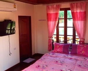 Postel nebo postele na pokoji v ubytování Sarocha Resort Rayong