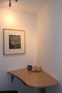 Pension Holly في Oschatz: طاولة في غرفة عليها لوحة