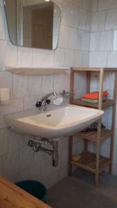 y baño con lavabo blanco y espejo. en Tiefhof, en Nauders