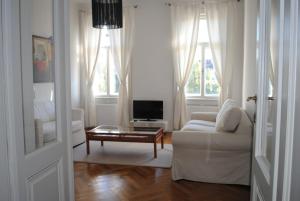 TV a/nebo společenská místnost v ubytování Kunsthaus Apartments