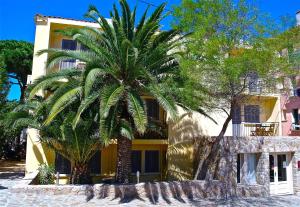 Gallery image of Hôtel le Grillon in LʼÎle-Rousse