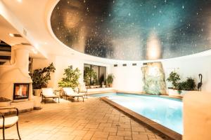 Bazén v ubytování Hotel Enzian Genziana nebo v jeho okolí