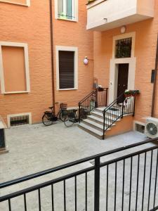 einen Balkon eines Gebäudes mit zwei Fahrrädern, die darauf geparkt sind in der Unterkunft Residenza Sant Orsola Azzurra Mazzini self check in in Bologna