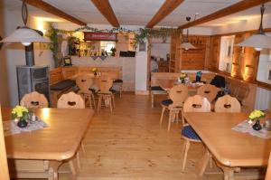 ein Esszimmer mit Holztischen und -stühlen in der Unterkunft Restaurant & Pension Forsthaus Hain in Kurort Oybin