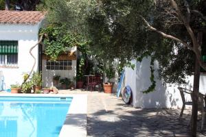チクラナ・デ・ラ・フロンテーラにあるLa Alhucemaの裏庭(プール、白い柵付)