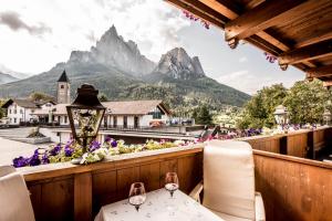 un ristorante con vista sulle montagne di Hotel Enzian Genziana a Siusi