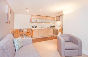 sala de estar con sofá y silla y cocina en Saint Georges Keep, en York