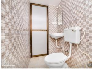 Esha Apartment tesisinde bir banyo