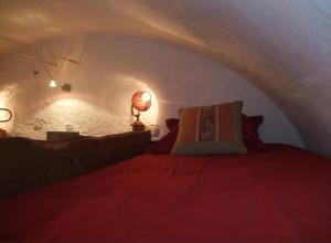 um quarto com uma cama com um candeeiro em Le Domaine du Grand Cellier Gîtes Appartement en Savoie em Tournon