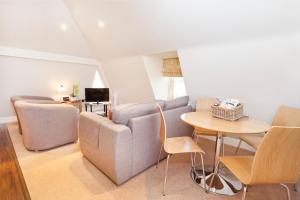 una sala de estar con un sofá y una mesa en Saint Georges Keep, en York