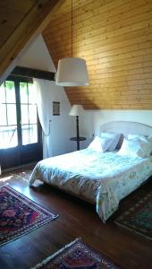 a bedroom with a bed and a wooden ceiling at Los Arces in Elosu