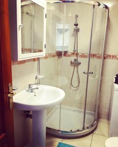 Apartamento en Playa Las Vistas - Torres del Sol في أرونا: حمام مع حوض ودش
