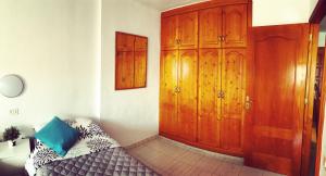 صورة لـ Apartamento en Playa Las Vistas - Torres del Sol في أرونا