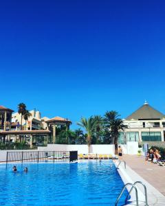 アロナにあるApartamento en Playa Las Vistas - Torres del Solの水中の人々とリゾートのプール