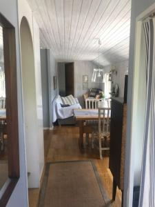 MyttingeにあるFishermans cabinのテーブルとダイニングルームのあるリビングルーム