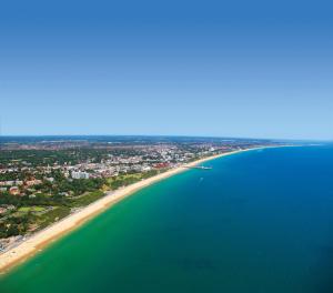 eine Luftansicht auf einen Strand und das Meer in der Unterkunft Bournemouth East Cliff Hotel, Sure Hotel Collection by BW in Bournemouth