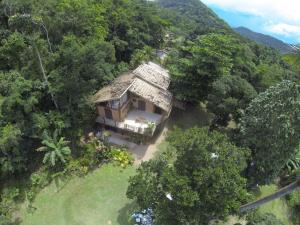 an aerial view of a house in the forest at Paraty Paradiso in Parati-Mirim