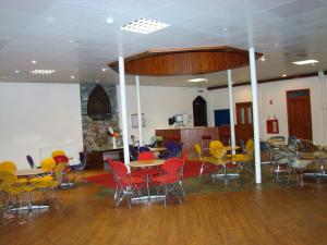 una habitación con mesas y sillas en un edificio en Rosemount Palace, en Aberdeen