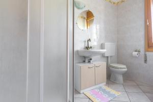 ein Badezimmer mit einem weißen WC und einem Waschbecken in der Unterkunft B&B da Zio Gianni in Fratta Polesine