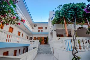uma vista para um edifício com escadas e árvores em Balaskas Hotel em Diafánion